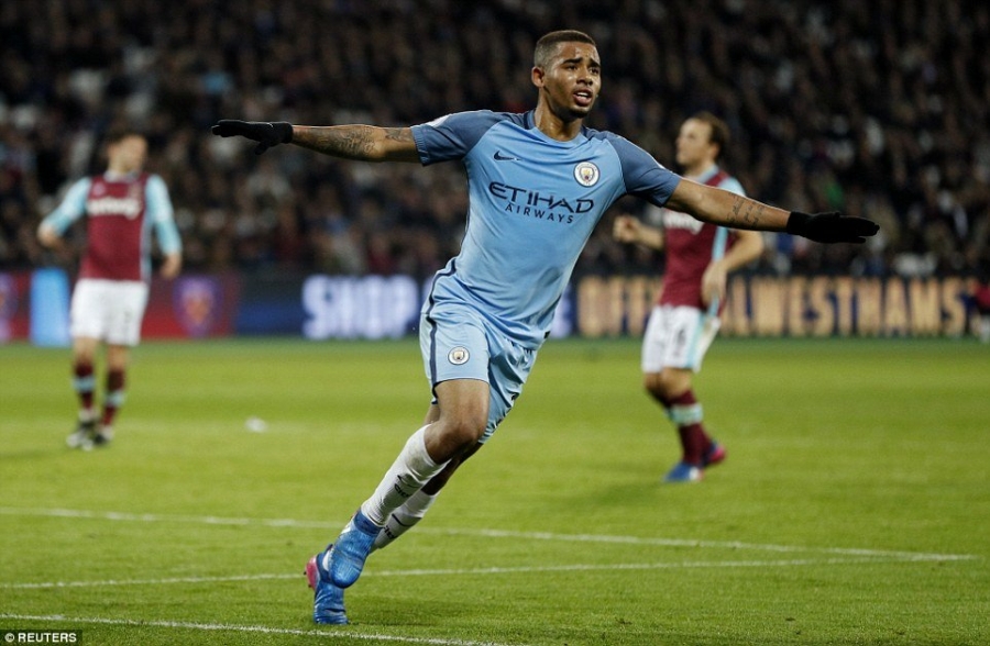 Man City thắng '4 sao', phả hơi nóng vào gáy Liverpool