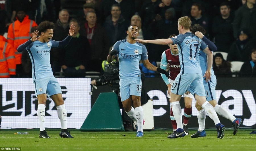 Man City thắng '4 sao', phả hơi nóng vào gáy Liverpool