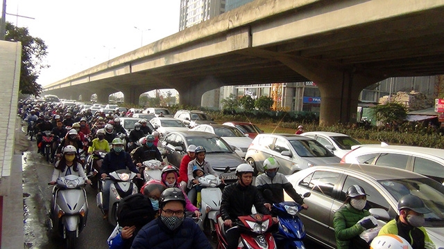 Dòng phương tiện nhích từng đoạn một trên đường Nguyễn Xiển