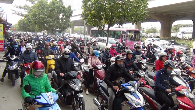 Vỉa hè cũng bị ùn tắc