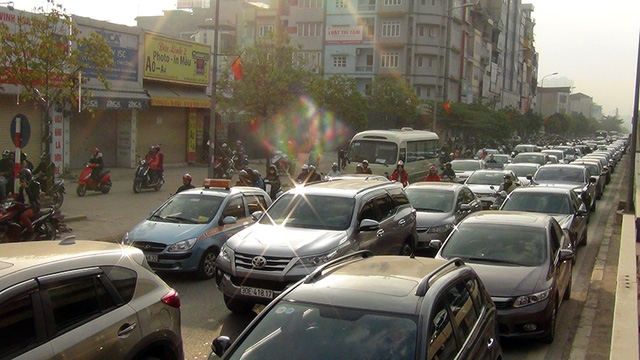 Đến hơn 8h sáng nay, tuyến đường này vẫn bị ùn tắc kéo dài