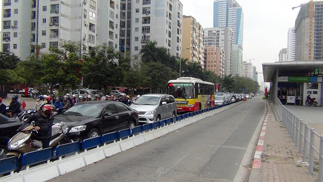 Trong khi đó tuyến đường Lê Văn Lương chỉ bị ùn ứ nhẹ