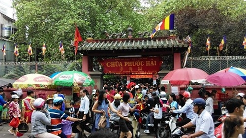 TPHCM: Chen chân đi lễ chùa, bãi giữ xe mọc như nấm ảnh 1