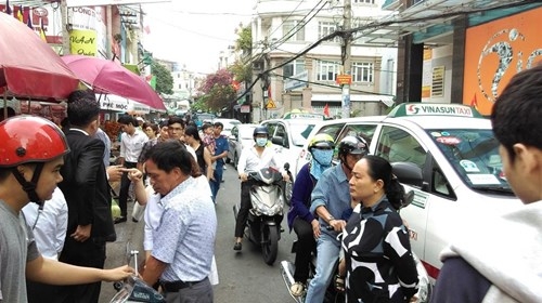 TPHCM: Chen chân đi lễ chùa, bãi giữ xe mọc như nấm ảnh 2