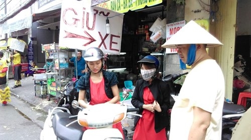 TPHCM: Chen chân đi lễ chùa, bãi giữ xe mọc như nấm ảnh 3
