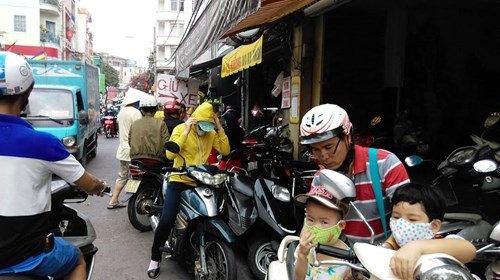 TPHCM: Chen chân đi lễ chùa, bãi giữ xe mọc như nấm ảnh 4