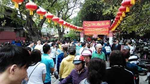 TPHCM: Chen chân đi lễ chùa, bãi giữ xe mọc như nấm ảnh 5