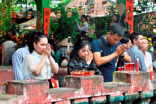 TPHCM: Chen chân đi lễ chùa, bãi giữ xe mọc như nấm ảnh 6