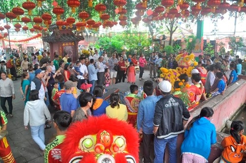 TPHCM: Chen chân đi lễ chùa, bãi giữ xe mọc như nấm ảnh 7