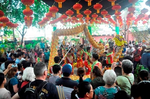TPHCM: Chen chân đi lễ chùa, bãi giữ xe mọc như nấm ảnh 8