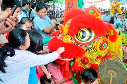 TPHCM: Chen chân đi lễ chùa, bãi giữ xe mọc như nấm ảnh 9