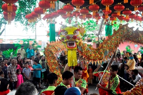 TPHCM: Chen chân đi lễ chùa, bãi giữ xe mọc như nấm ảnh 10