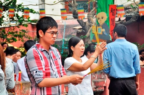 TPHCM: Chen chân đi lễ chùa, bãi giữ xe mọc như nấm ảnh 14