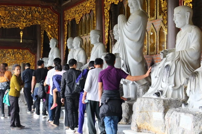 Vô tư sờ tượng thần, Phật, ném tiền lẻ ở chùa Bái Đính 