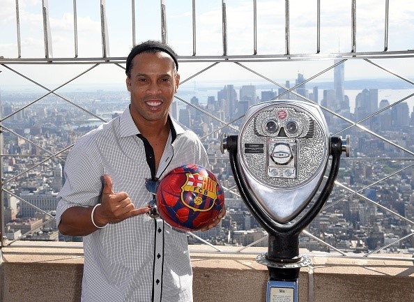 Ronaldinho tiep tuc cong hien cho Barca hinh anh 1