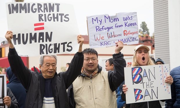  Người biểu tình phản đối sắc lệnh di trú của Tổng thống Trump tại Los Angeles (Ảnh: EPA) 