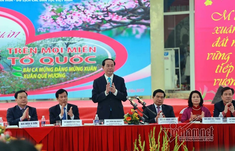 Chủ tịch nước ném còn cùng đồng bào các dân tộc