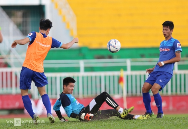 Công Phượng ghi bàn trong buổi tập của U23 Việt Nam - ảnh thể thao