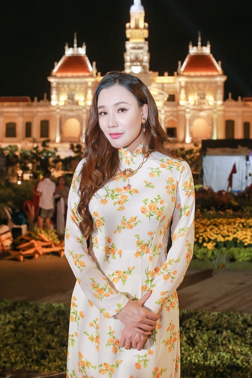 ho-quynh-huong-duoc-bo-cho-di-hat-4