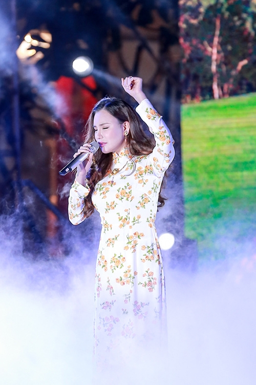 ho-quynh-huong-duoc-bo-cho-di-hat-7