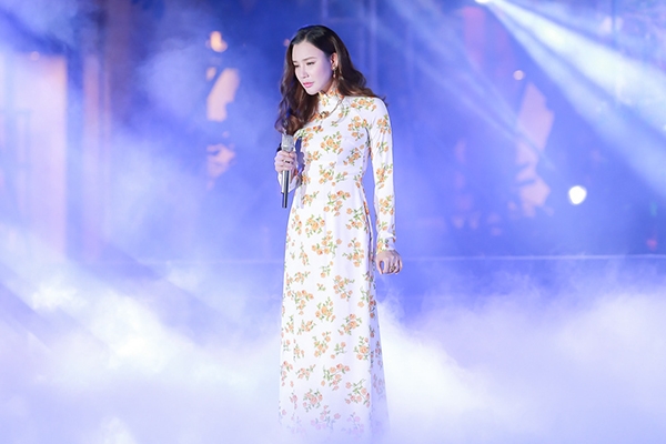 ho-quynh-huong-duoc-bo-cho-di-hat-8