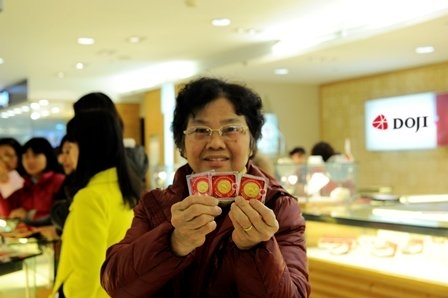 Vợ chồng trẻ cả đêm mất ngủ vì lo mua vàng Thần Tài