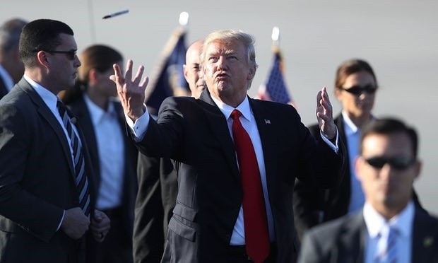 Vua nham chuc 2 tuan, ong Trump ngon trieu USD nghi duong hinh anh 5