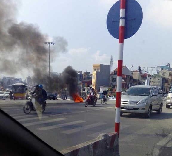 Xe may dang chay bong boc chay ngun ngut giua Ha Noi hinh anh 1