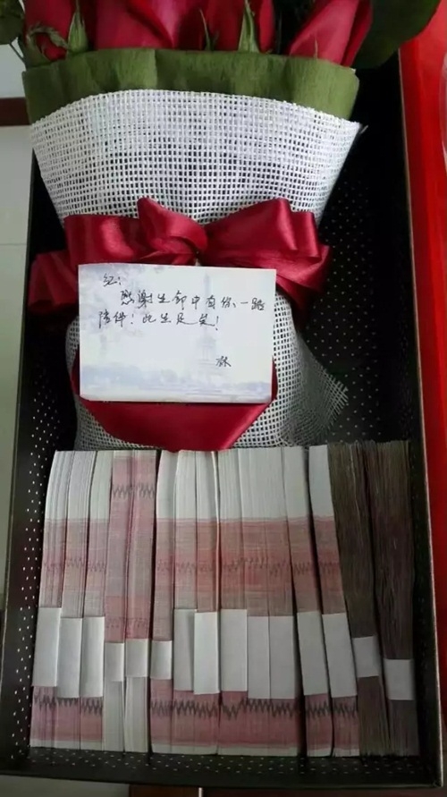chua 14/2, nguoi chong nay da gay bao voi bo hoa 500 trieu tang vo hinh anh 3