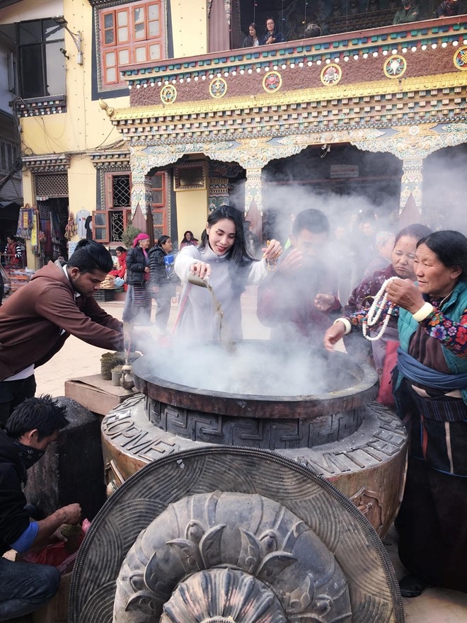 Cong Vinh, Thuy Tien 'than ai nay lo' khi hanh huong o Nepal hinh anh 4