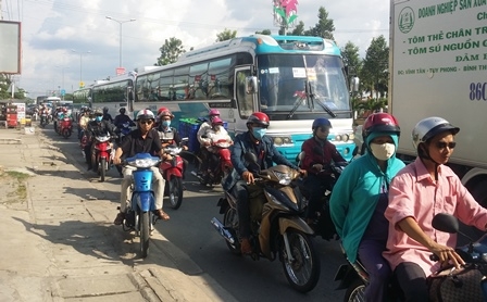 Kẹt xe gần 2 giờ trên Quốc lộ 1 A chiều ngày 5/2