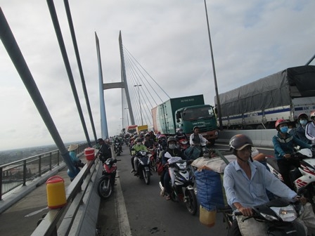 Các phương tiện qua cầu Mỹ Thuận để về TP Hồ Chí Minh