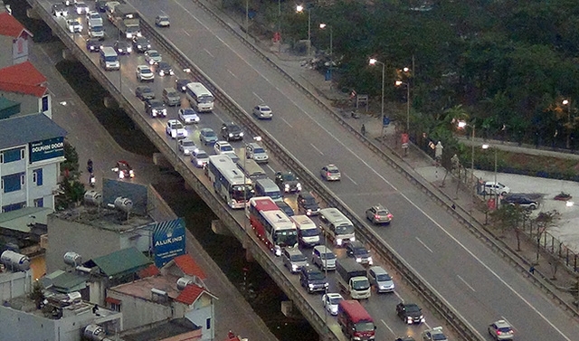 Sau kỳ nghỉ Tết kéo dài, chiều nay dòng người lại tiếp tục đổ về Thủ đô