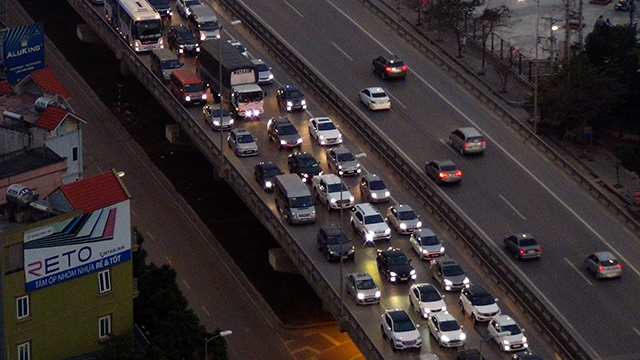 Đường trên cao bị ùn tắc nghiêm trọng trong chiều nay