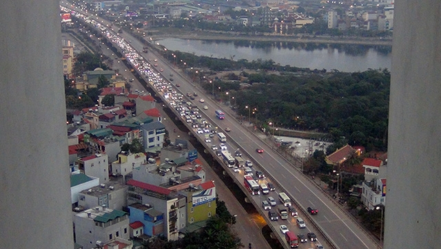 Ùn tắc kéo dài từ đầu Pháp Vân kéo dài đến tận đường Nguyễn Xiển