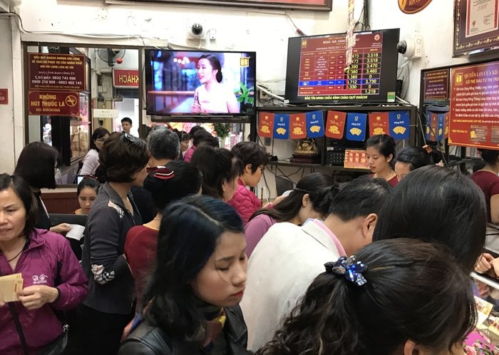Dân đổ xô đi mua vàng trước ngày vía Thần Tài
