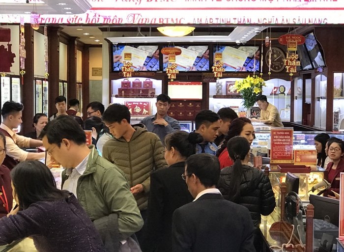 Dân đổ xô đi mua vàng trước ngày vía Thần Tài