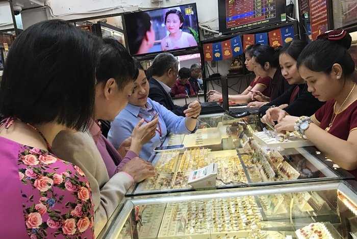 Dân đổ xô đi mua vàng trước ngày vía Thần Tài
