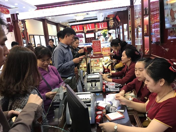 Dân đổ xô đi mua vàng trước ngày vía Thần Tài