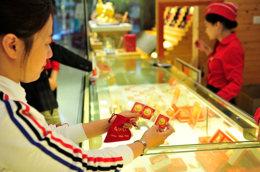 Dân đổ xô đi mua vàng trước ngày vía Thần Tài