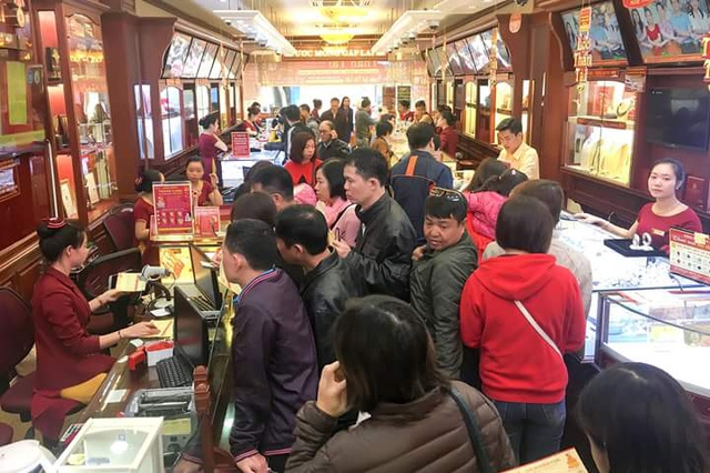 Người dân bắt đầu đi khảo giá, đặt mua vàng