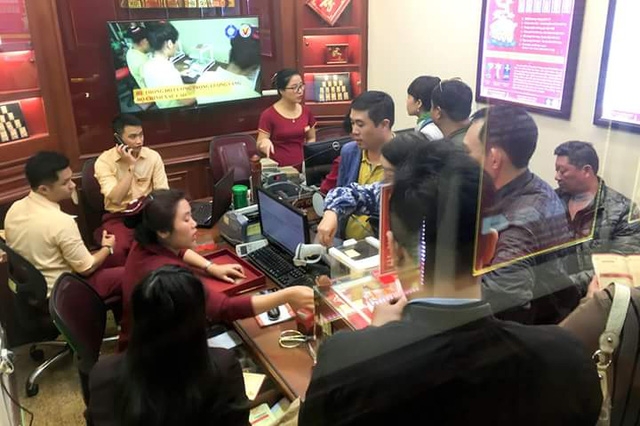 Các giao dịch đặt trước tại một cửa hàng vàng
