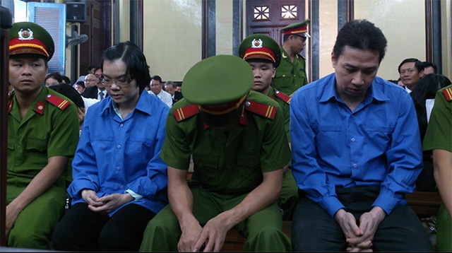 Huyền Như và Võ Anh Tuấn tại phiên toà xét xử năm 2015.