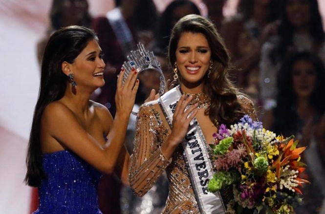Iris Mittenaere vừa đăng quang đã vướng tin đồn đồng tính /// Ảnh: Reuters