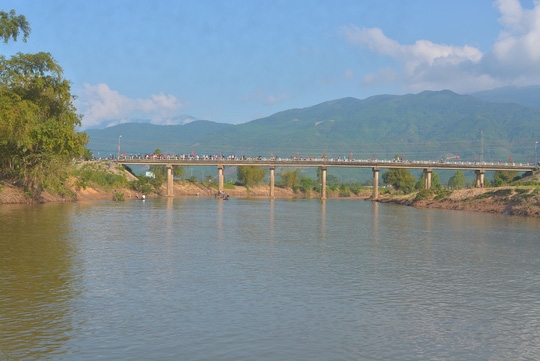 tin nong: cai nhau voi chong, co gai nhay cau tu tu - 1