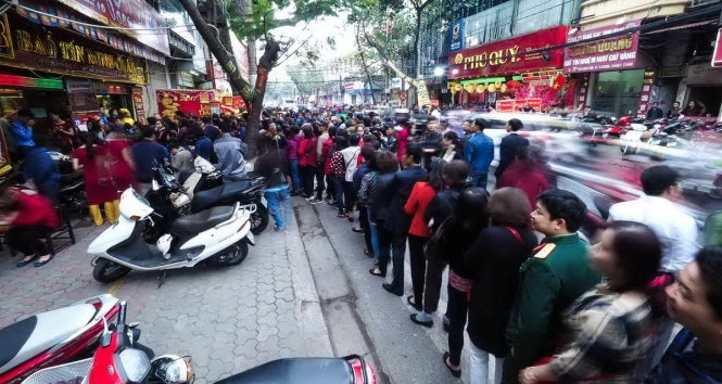 Đường tắc vì dòng người mua vàng ngày thần tài