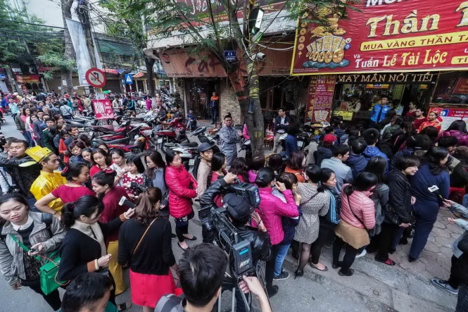 Đường tắc vì dòng người mua vàng ngày thần tài