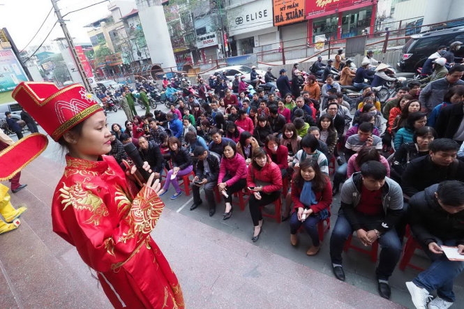 Đường tắc vì dòng người mua vàng ngày thần tài