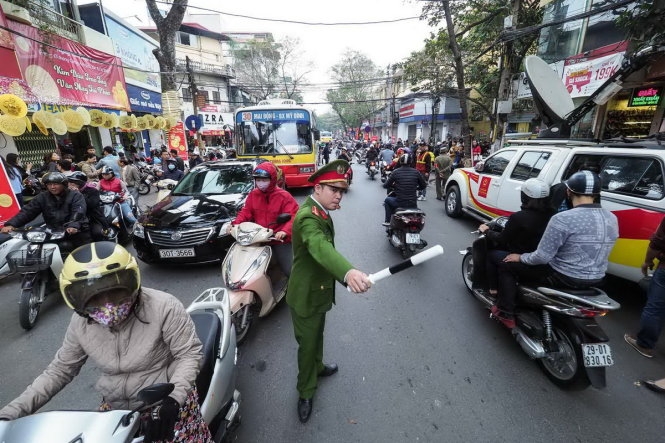 Đường tắc vì dòng người mua vàng ngày thần tài