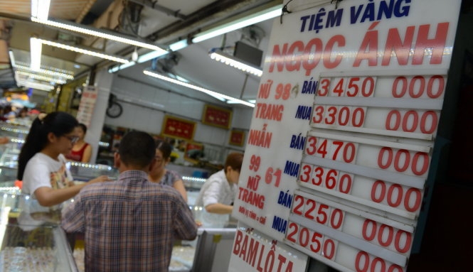 Đường tắc vì dòng người mua vàng ngày thần tài